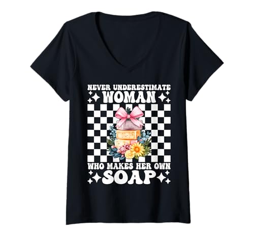 Damen Unterschätze Niemals eine Frau, die ihre eigene Seife herstellt T-Shirt mit V-Ausschnitt Damen Unterschätze Niemals eine Frau, die ihre eigene Seife herstellt T-Shirt mit V-Ausschnitt von Womens Coquette Bow Soap Making Soap Maker Gifts