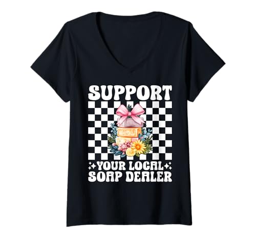 Damen Unterstützen Sie Ihren lokalen Seifenhändler Seifenherstellung Seifenhersteller Mädchen T-Shirt mit V-Ausschnitt Damen Unterstützen Sie Ihren lokalen Seifenhändler Seifenherstellung Seifenhersteller Mädchen T-Shirt mit V-Ausschnitt von Womens Coquette Bow Soap Making Soap Maker Gifts