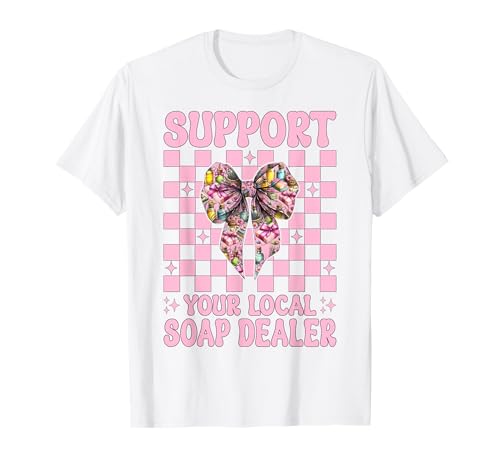 Unterstützen Sie Ihren lokalen Seifenhändler Seifenherstellung Seifenhersteller Mädchen T-Shirt Unterstützen Sie Ihren lokalen Seifenhändler Seifenherstellung Seifenhersteller Mädchen T-Shirt von Womens Coquette Bow Soap Making Soap Maker Gifts