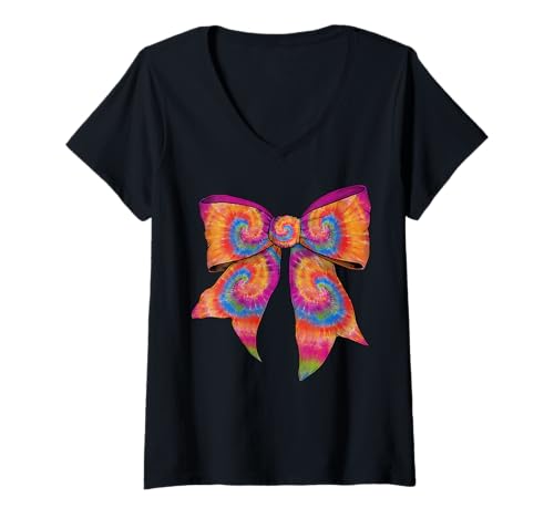 Damen Batikschleife, Regenbogen-Wirbel-Design, Hippie-Mädchen, Kokette T-Shirt mit V-Ausschnitt Damen Batikschleife, Regenbogen-Wirbel-Design, Hippie-Mädchen, Kokette T-Shirt mit V-Ausschnitt von Womens Coquette Bow Tie Dye Rainbow Swirl Gifts