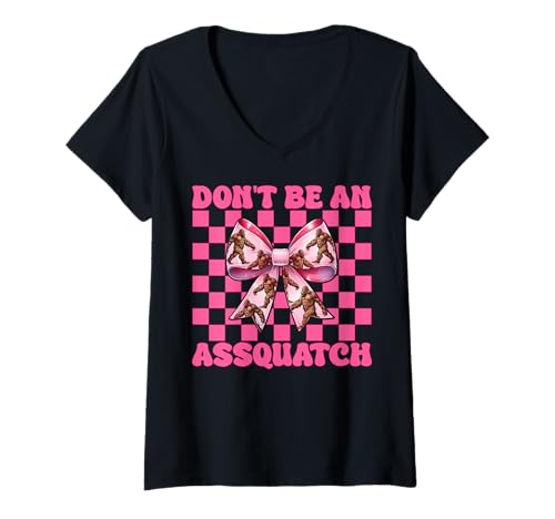 Damen Sei Keine Assquatch Bigfoot Sasquatch Girl Mama Kokette T-Shirt mit V-Ausschnitt Damen Sei Keine Assquatch Bigfoot Sasquatch Girl Mama Kokette T-Shirt mit V-Ausschnitt von Womens Pink Coquette Bow Bigfoot Sasquatch Gifts
