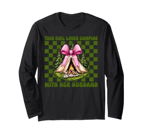 Dieses Mädchen liebt Camping mit ihrem Ehemann Camping Frau Camper Langarmshirt Dieses Mädchen liebt Camping mit ihrem Ehemann Camping Frau Camper Langarmshirt von Womens Pink Coquette Bow Camping Camper Camp Gifts