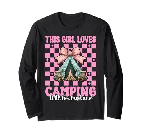 Dieses Mädchen liebt Camping mit ihrem Ehemann Camping Frau Camper Langarmshirt Dieses Mädchen liebt Camping mit ihrem Ehemann Camping Frau Camper Langarmshirt von Womens Pink Coquette Bow Camping Camper Camp Gifts