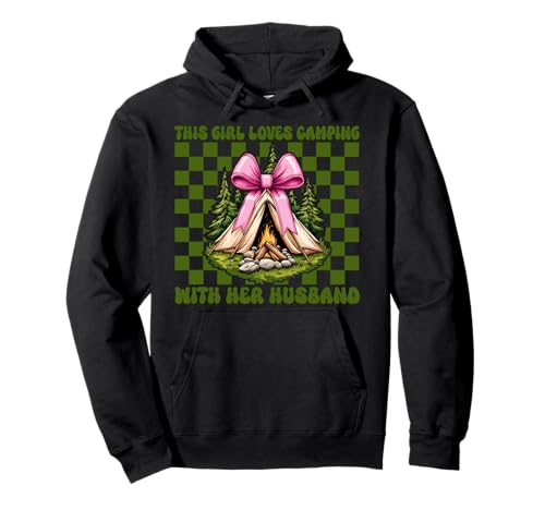 Dieses Mädchen liebt Camping mit ihrem Ehemann Camping Frau Camper Pullover Hoodie Dieses Mädchen liebt Camping mit ihrem Ehemann Camping Frau Camper Pullover Hoodie von Womens Pink Coquette Bow Camping Camper Camp Gifts