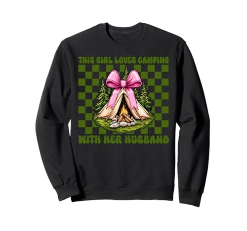 Dieses Mädchen liebt Camping mit ihrem Ehemann Camping Frau Camper Sweatshirt Dieses Mädchen liebt Camping mit ihrem Ehemann Camping Frau Camper Sweatshirt von Womens Pink Coquette Bow Camping Camper Camp Gifts