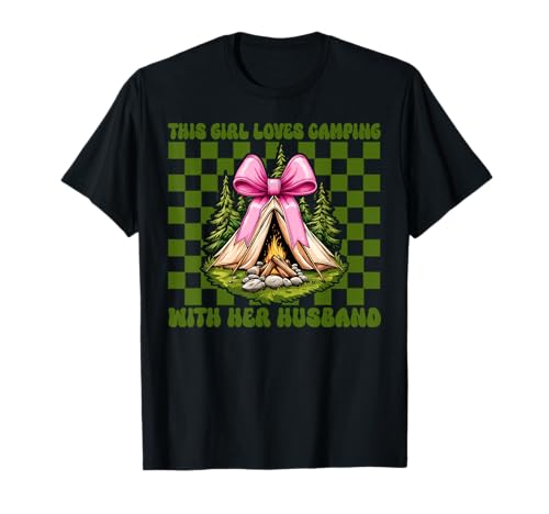 Dieses Mädchen liebt Camping mit ihrem Ehemann Camping Frau Camper T-Shirt Dieses Mädchen liebt Camping mit ihrem Ehemann Camping Frau Camper T-Shirt von Womens Pink Coquette Bow Camping Camper Camp Gifts