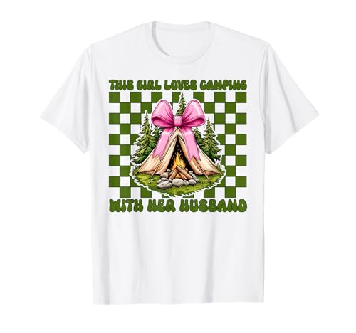 Dieses Mädchen liebt Camping mit ihrem Ehemann Camping Frau Camper T-Shirt Dieses Mädchen liebt Camping mit ihrem Ehemann Camping Frau Camper T-Shirt von Womens Pink Coquette Bow Camping Camper Camp Gifts