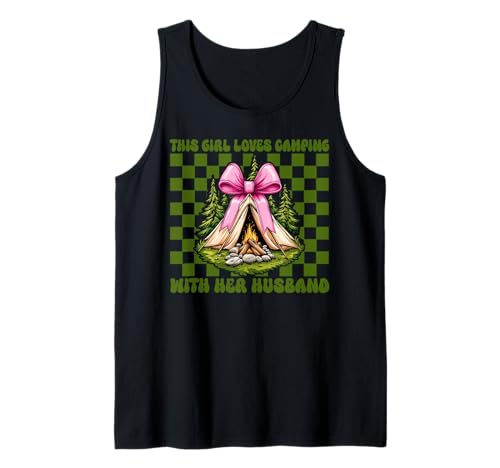 Dieses Mädchen liebt Camping mit ihrem Ehemann Camping Frau Camper Tank Top Dieses Mädchen liebt Camping mit ihrem Ehemann Camping Frau Camper Tank Top von Womens Pink Coquette Bow Camping Camper Camp Gifts