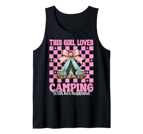 Dieses Mädchen liebt Camping mit ihrem Ehemann Camping Frau Camper Tank Top Dieses Mädchen liebt Camping mit ihrem Ehemann Camping Frau Camper Tank Top von Womens Pink Coquette Bow Camping Camper Camp Gifts