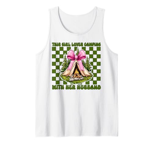 Dieses Mädchen liebt Camping mit ihrem Ehemann Camping Frau Camper Tank Top Dieses Mädchen liebt Camping mit ihrem Ehemann Camping Frau Camper Tank Top von Womens Pink Coquette Bow Camping Camper Camp Gifts