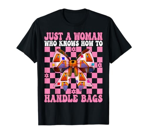Cornhole Player Nur eine Frau, die weiß, wie Man mit Taschen umgeht T-Shirt Cornhole Player Nur eine Frau, die weiß, wie Man mit Taschen umgeht T-Shirt von Womens Pink Coquette Bow Cornhole Player Gifts