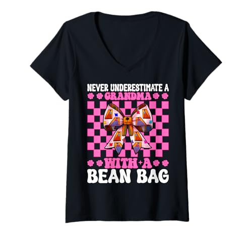 Damen Cornhole Nana Unterschätze Niemals eine Oma mit einem Sitzsack T-Shirt mit V-Ausschnitt von Womens Pink Coquette Bow Cornhole Player Gifts