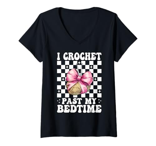 Damen Ich häkele Schon vor dem Schlafengehen Häkeln Häkeln Stricken Mädchen T-Shirt mit V-Ausschnitt von Womens Pink Coquette Bow Crocheting Crochet Gifts