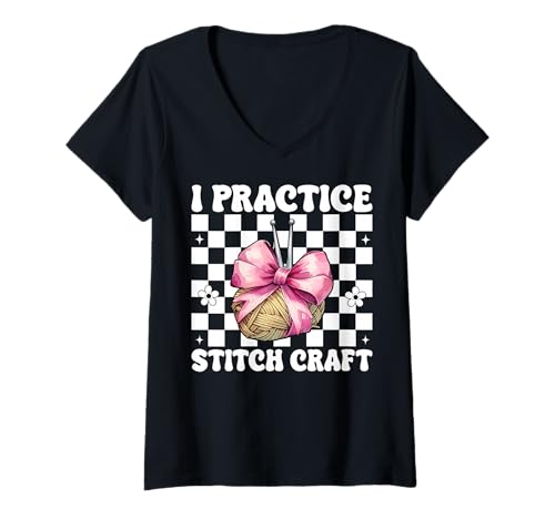 Damen Ich übe Stitch Craft Häkeln Häkeln Stricken Mädchen T-Shirt mit V-Ausschnitt von Womens Pink Coquette Bow Crocheting Crochet Gifts