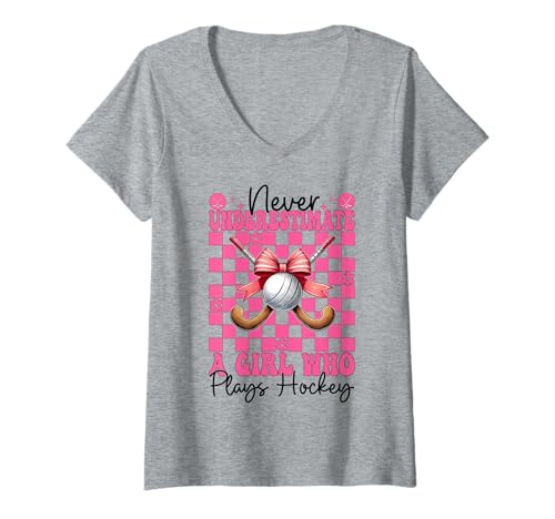 Damen Unterschätze niemals ein Mädchen, das Hockey Coquette Bow spielt T-Shirt mit V-Ausschnitt von Womens Pink Coquette Bow Field Hockey Player Gifts
