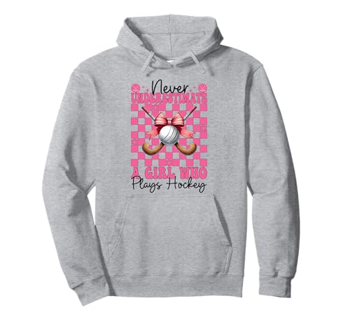Unterschätze niemals ein Mädchen, das Hockey Coquette Bow spielt Pullover Hoodie Unterschätze niemals ein Mädchen, das Hockey Coquette Bow spielt Pullover Hoodie von Womens Pink Coquette Bow Field Hockey Player Gifts