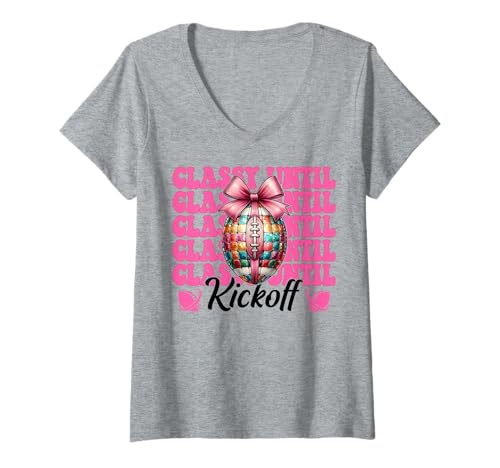 Damen Classy Until Kickoff Lustiges Fußballmädchen Mama Muttertag T-Shirt mit V-Ausschnitt Damen Classy Until Kickoff Lustiges Fußballmädchen Mama Muttertag T-Shirt mit V-Ausschnitt von Womens Pink Coquette Bow Football Player Gifts