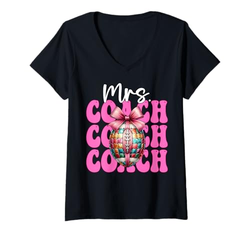Damen Mrs. Coach Fußball Mama Fußball Ehefrau Muttertag Kokette T-Shirt mit V-Ausschnitt Damen Mrs. Coach Fußball Mama Fußball Ehefrau Muttertag Kokette T-Shirt mit V-Ausschnitt von Womens Pink Coquette Bow Football Player Gifts