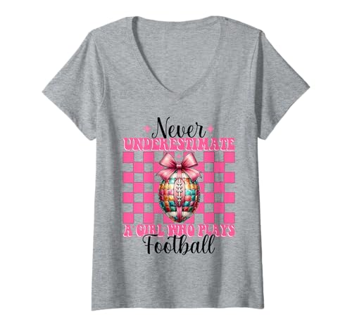 Damen Unterschätze niemals den Muttertag eines Mädchens, eines Fußballmädchens, einer Mutter T-Shirt mit V-Ausschnitt Damen Unterschätze niemals den Muttertag eines Mädchens, eines Fußballmädchens, einer Mutter T-Shirt mit V-Ausschnitt von Womens Pink Coquette Bow Football Player Gifts
