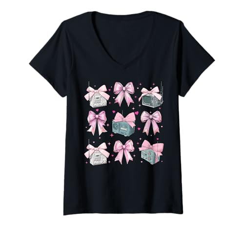 Damen Amateurfunkerin Amateurfunkerin Coquette Bow Pink Mama T-Shirt mit V-Ausschnitt Damen Amateurfunkerin Amateurfunkerin Coquette Bow Pink Mama T-Shirt mit V-Ausschnitt von Womens Pink Coquette Bow Ham Radio Operator Gifts