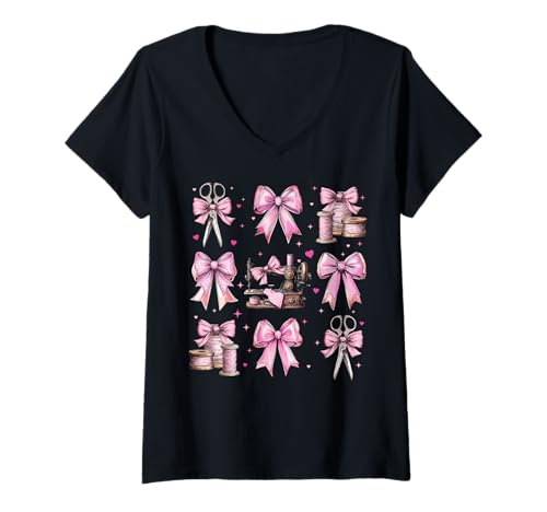 Damen Nähen Quilten Quilter Nähmaschine Mädchen Kokette Schleife T-Shirt mit V-Ausschnitt Damen Nähen Quilten Quilter Nähmaschine Mädchen Kokette Schleife T-Shirt mit V-Ausschnitt von Womens Pink Coquette Bow Sewing Quilting Gifts