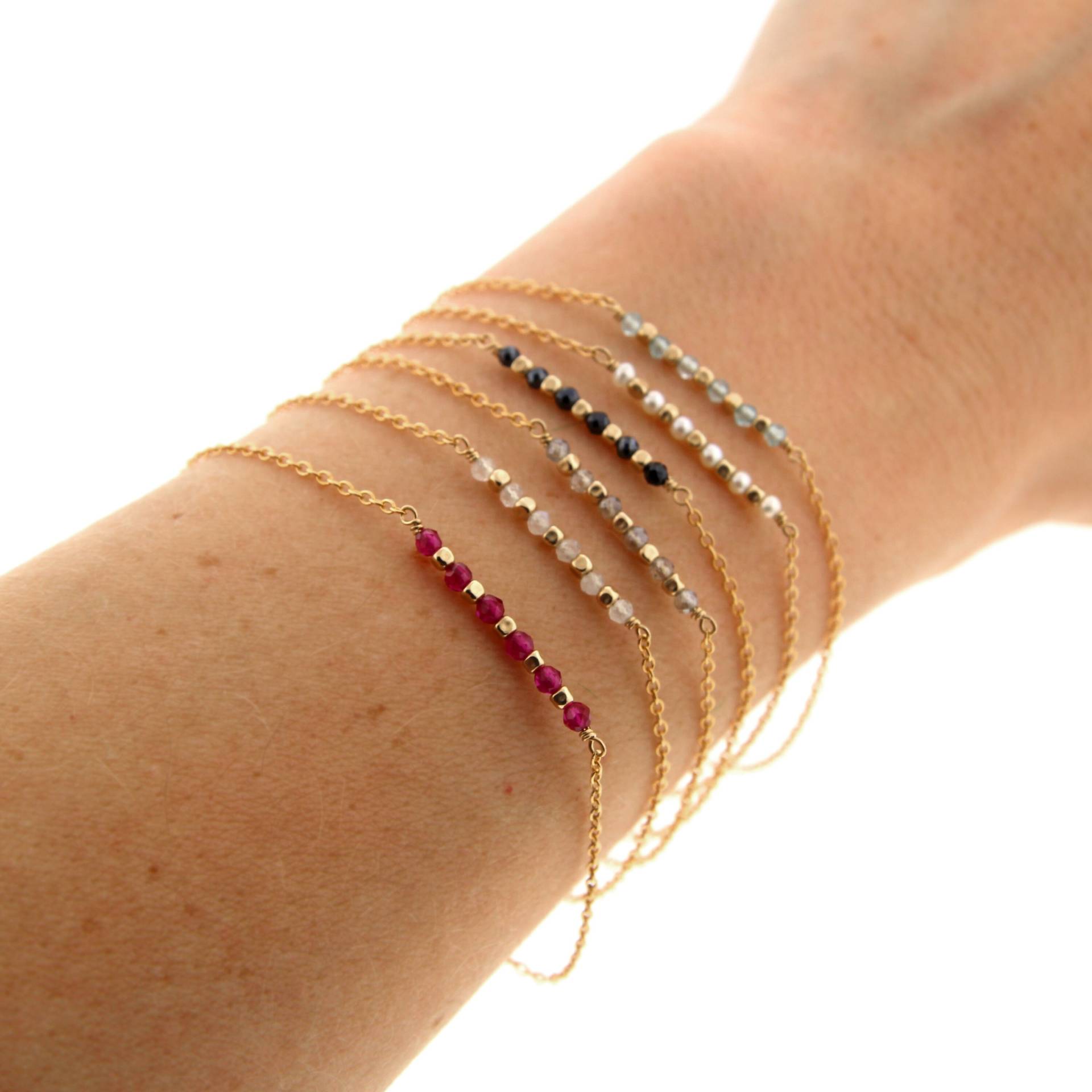 Zierliches Edelstein-Armband, Zartes Armband Mit Gold-Gefüllten, Natürlichen Edelsteinen Und Einer Süßwasserperle von WonderObjects