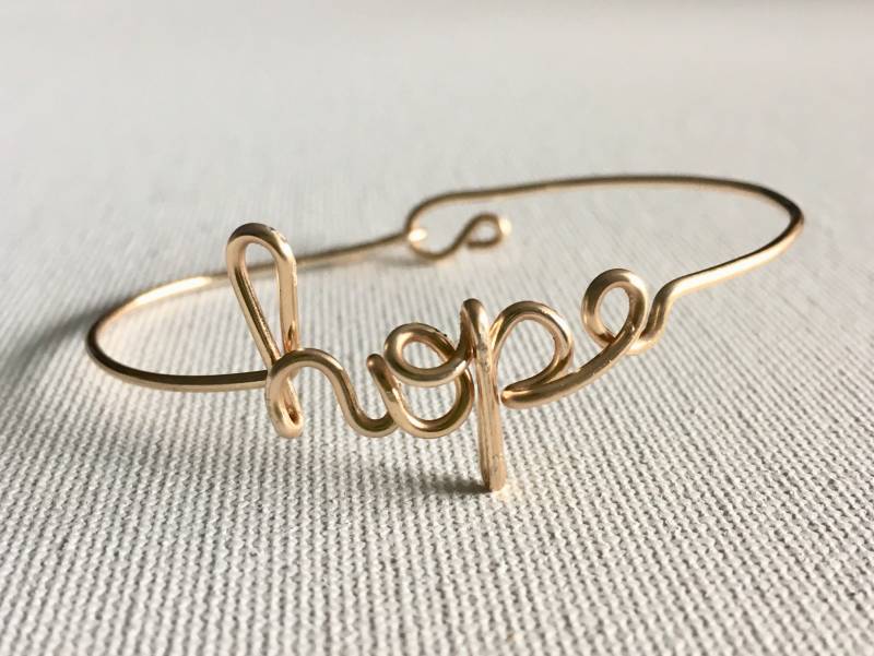 Hope Drahtwort-Armband-Armband | Gold Armreif Welt Armband Wire Words Kunden von WonderWireDesign