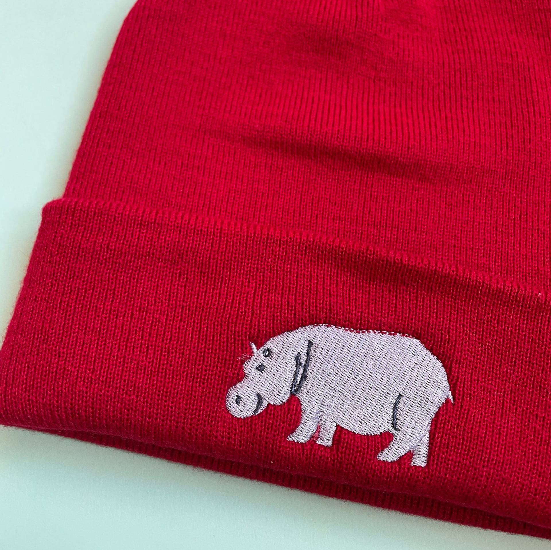 Bestickte Hippo Mütze Vegane Wintermütze Mit Bündchen Bestickte Hippo Mütze Vegane Wintermütze Mit Bündchen von WonderfulWorldx