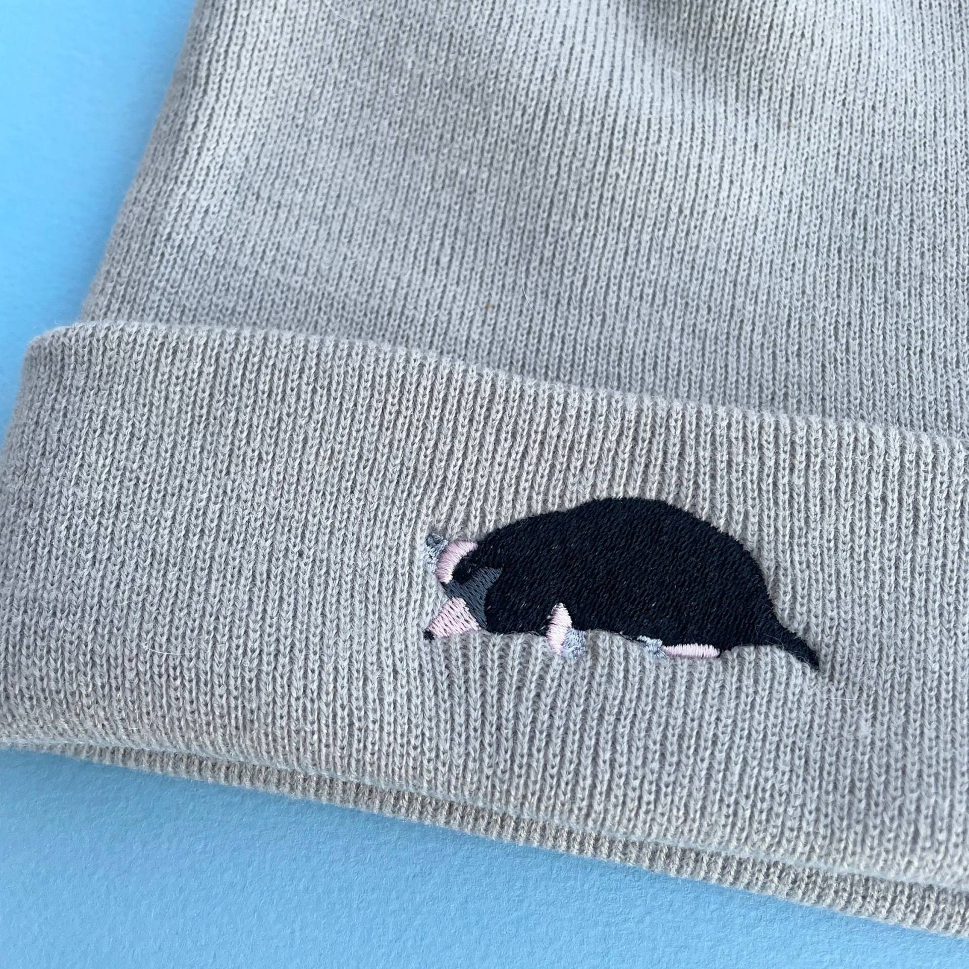 Bestickte Maulwurf Mütze Vegane Strickmütze Bestickte Maulwurf Mütze Vegane Strickmütze von WonderfulWorldx