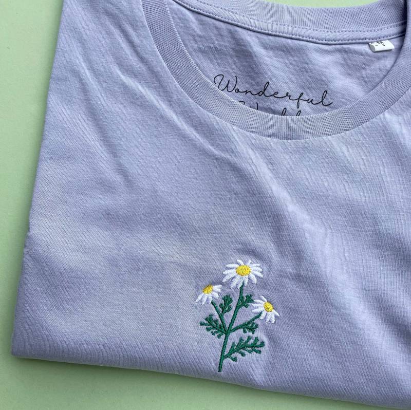 Gänseblümchen Besticktes Bio-Baumwoll-T-Shirt Blumen-Unisex-Passform Gänseblümchen Besticktes Bio-Baumwoll-T-Shirt Blumen-Unisex-Passform von WonderfulWorldx