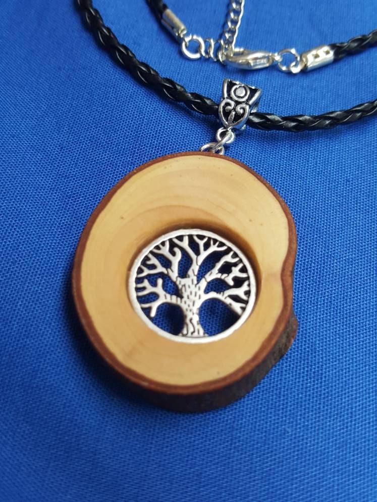 Kette Mit Anhänger Lebensbaum in Astscheibe Kette Mit Anhänger Lebensbaum in Astscheibe von Wonderfulholzdesign