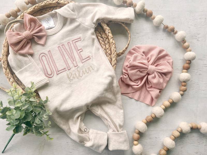 Baby Mädchen Nach Hause Kommen Personalisierte Haferflocken Und Blush Vintage Stich Falten Footie Mit Schleife Oder Turban, Babypartygeschenk von WonderfullyMade13914