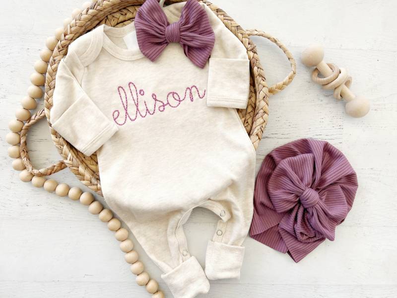 Personalisierte Haferflocken Strampler, Vintage Mauve Stickerei, Baby-Outfit von WonderfullyMade13914