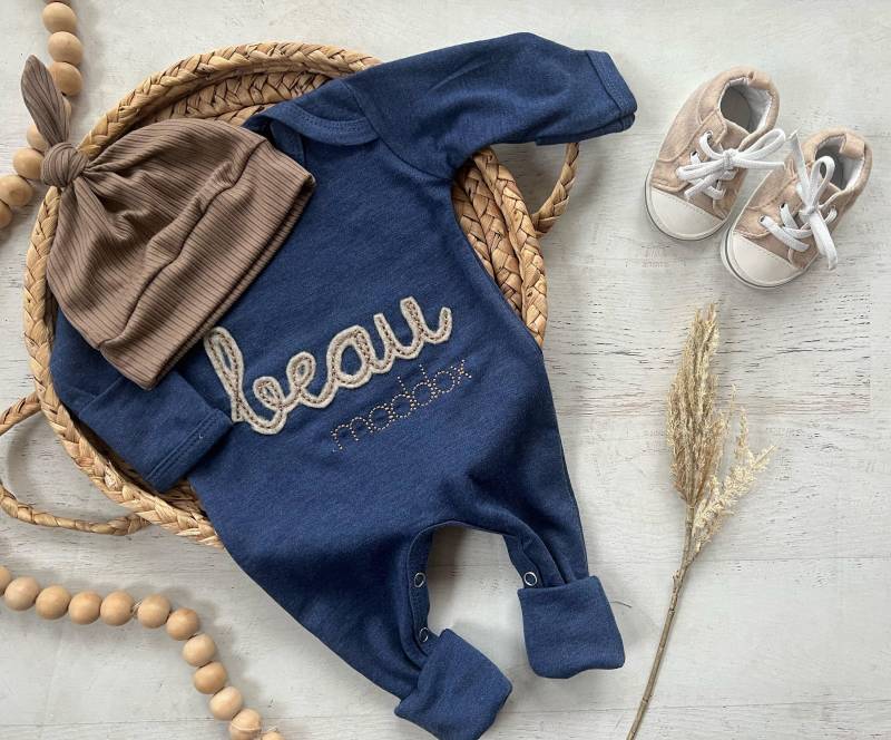 Personalisierte Baby Strampler Blau Mit Füßchen Benutzerdefinierte Säugling Junge Nach Hause Kommen Outfit, Baby-Dusche-Geschenk Mütze Und Decke von WonderfullyMade13914