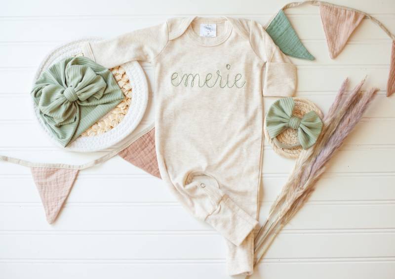 Personalisierte Haferflocken Und Salbei Vintage Stich Mädchen Footie Mit Schleife Oder Turban, Benutzerdefinierte Nach Hause Kommen Outfit von WonderfullyMade13914
