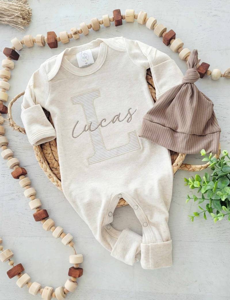Personalisierter Neutraler Baby Strampler Und Mütze Set, Benutzerdefinierte Säugling Junge Nach Hause Kommen Outfit, Baby-Dusche-Geschenk, Beige von WonderfullyMade13914