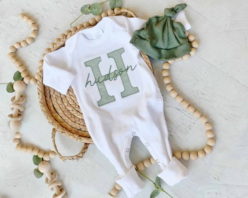 Personalisierter Baby Strampler Salbeigrüne Initiale, Individuelles Neugeborenen Outfit von WonderfullyMade13914