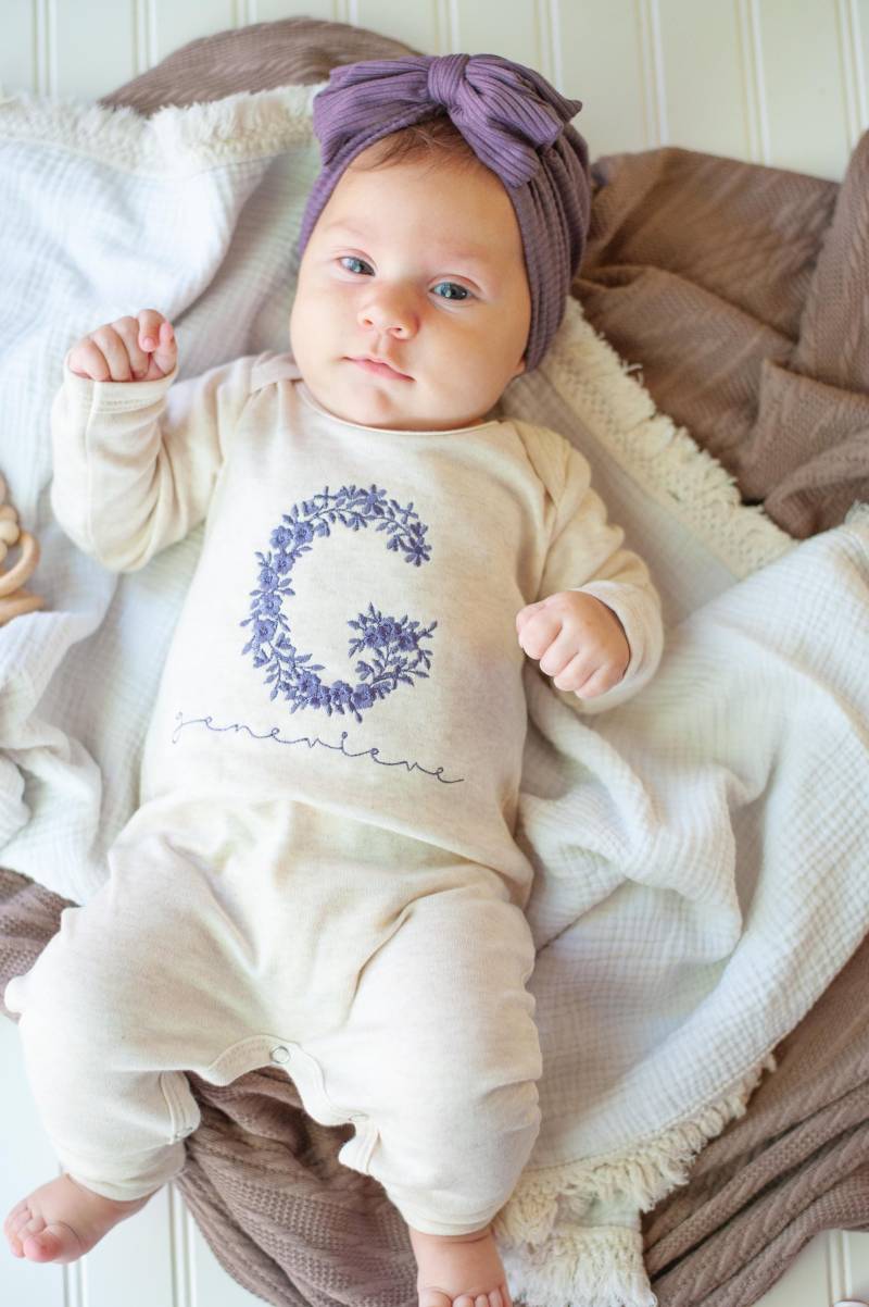 Personalisierte Staub Lila Und Haferflocken Baby Footie Mütze Set, Benutzerdefinierte Nach Hause Kommen Outfit, Blumen Brief Mädchen von WonderfullyMade13914