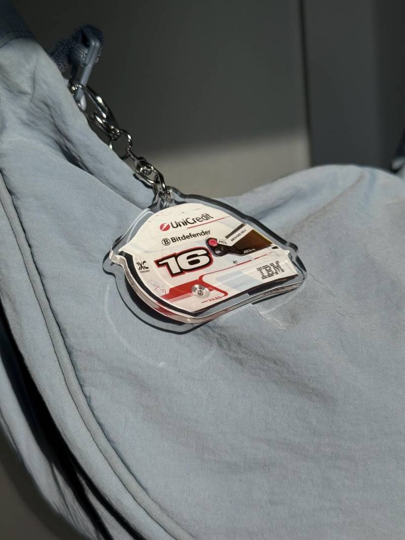 2025 Formula 1 Helmet Keychain - Charles Leclerc von WonderlandArtsCo