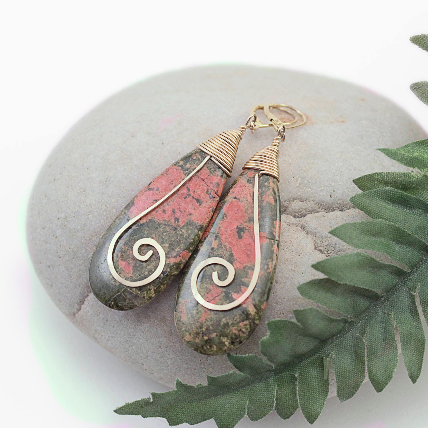 Teardrop Unakit Ohrringe Mit Gehämmert Wirbel - Gold Gefüllt von WonderlandDesigns