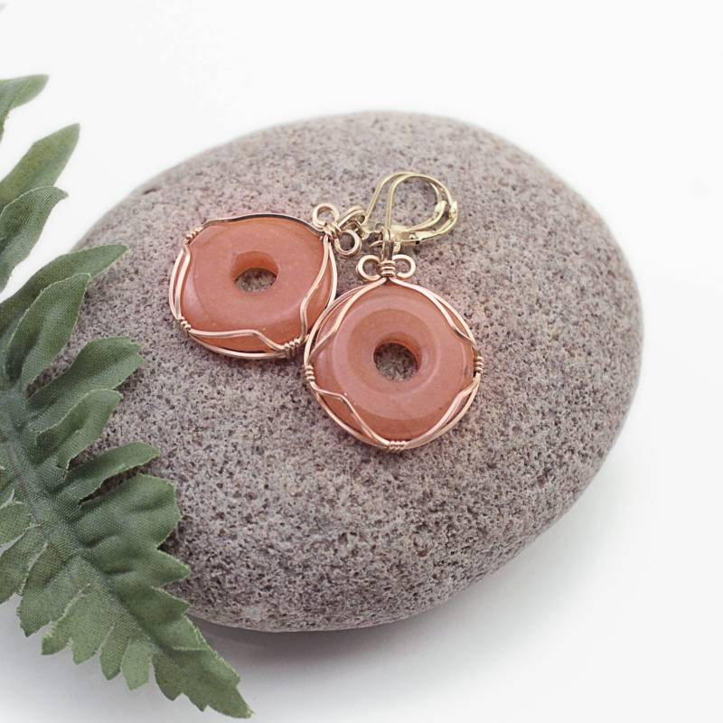Weiche Orange Aventurin Draht Umwickelt Ohrringe - Gold Gefüllt von WonderlandDesigns