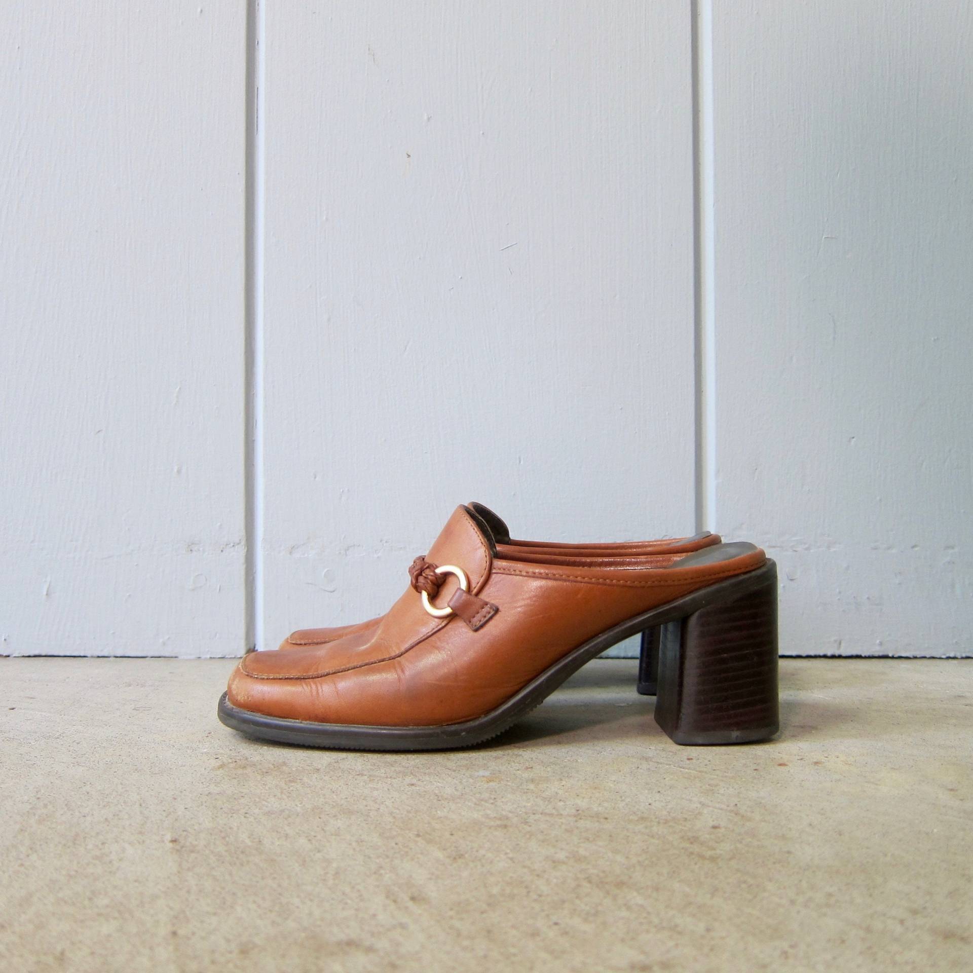 90Er Jahre Braune Leder Pantoletten Chunky Heel Slip Ons, Größe 6, 5 90Er Jahre Braune Leder Pantoletten Chunky Heel Slip Ons, Größe 6, 5 von WonderlandIowaCity