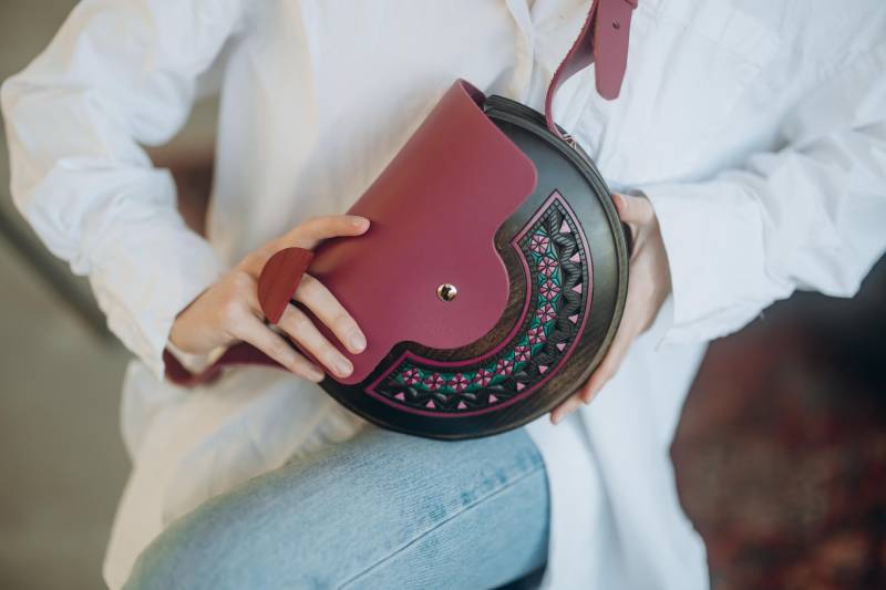 Bunte Runde Holztasche - Sommer Boho Crossbody Geldbörse Handgefertigte Folklore-Inspirierte Geschnitzte Handtasche Eco Accessoire Für Sie von WoodAccessoriesGonTa