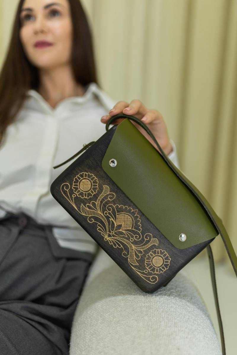 Hölzerne Handtasche Mit Olivgrünem Leder - Sommertasche Blumenschnitzerei Handgemachte Volkskunst-Tasche Einzigartiges Geschenk Für Sie von WoodAccessoriesGonTa