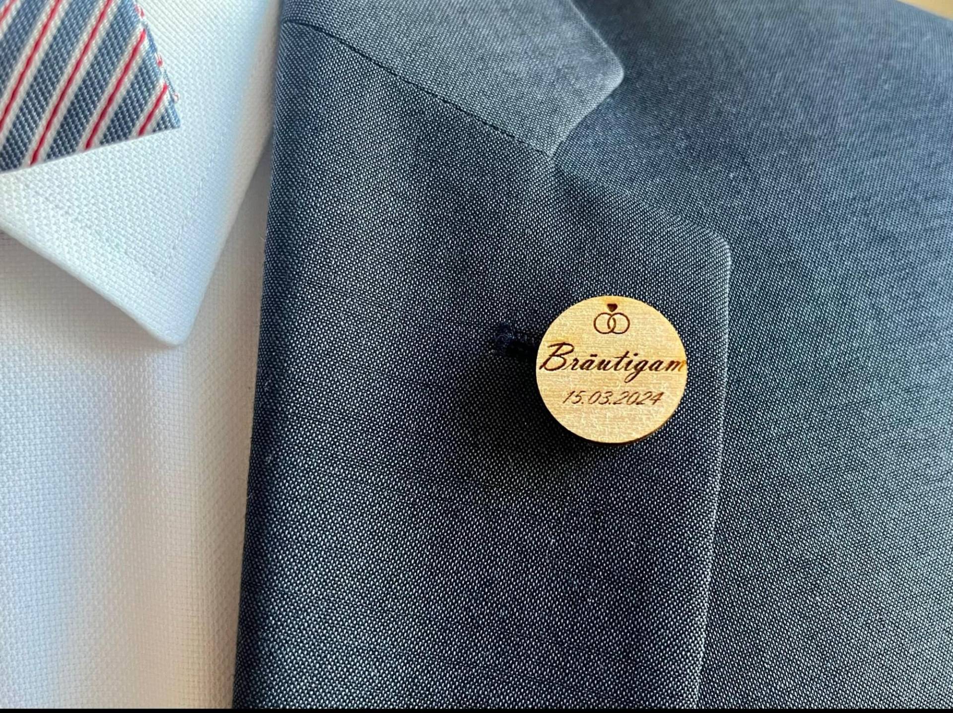 Anstecknadel, Pin Hochzeit, Anstecker Anzug, Reversnadel, Personalisierbar, Holzstecker , Bräutigam, Trauzeuge, Rund Anstecknadel, Pin Hochzeit, Anstecker Anzug, Reversnadel, Personalisierbar, Holzstecker , Bräutigam, Trauzeuge, Rund von WoodDots