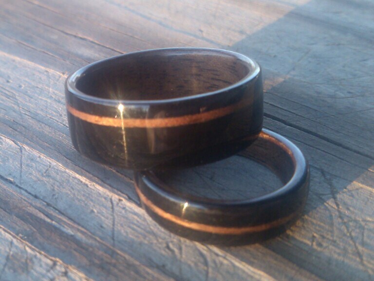 Ebenholz Bentwood Ring Set Mit Nussbaum Liner Und Offset Mitte Inlay Ehering, Jubiläumsring von WoodFlexDesign