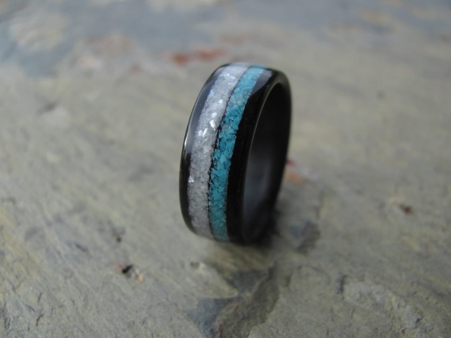 Ebenholz Bugholz Ring Mit Zerstoßenem Perlmutt Und Zerkleinertem Türkis Inlay Ehering - Jubiläumsring Ebenholz Bugholz Ring Mit Zerstoßenem Perlmutt Und Zerkleinertem Türkis Inlay Ehering - Jubiläumsring von WoodFlexDesign