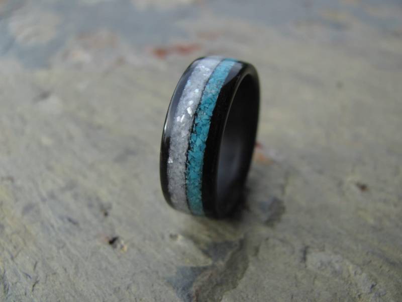 Ebenholz Bugholz Ring Mit Zerstoßenem Perlmutt Und Zerkleinertem Türkis Inlay Ehering - Jubiläumsring von WoodFlexDesign