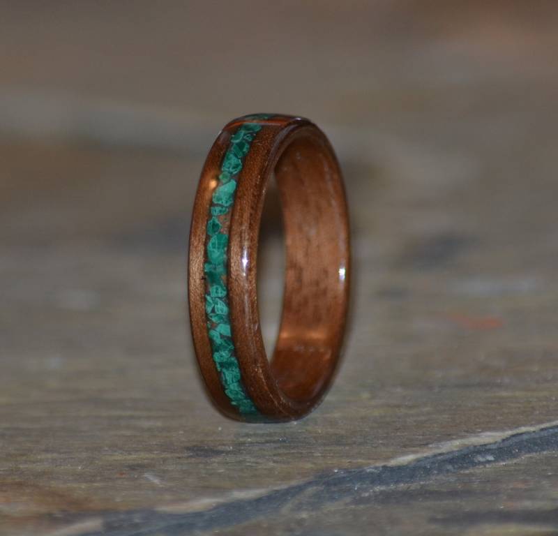 Ehering Nussbaum Bugholzring Mit Malachit Inlay von WoodFlexDesign