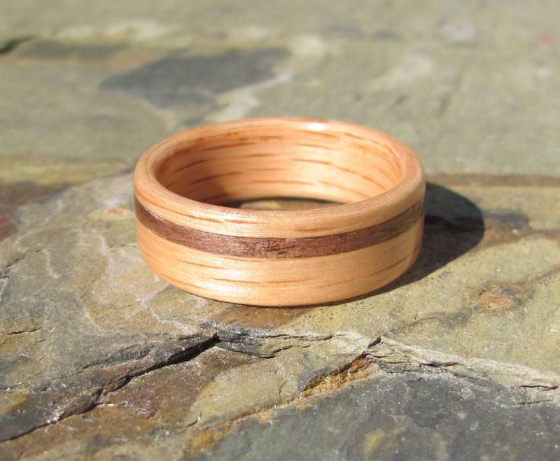 Handgefertigter Eichenholzring Mit Versetztem Nussbaum Inlay Aus Holz Jahrestag/Ehering von WoodFlexDesign